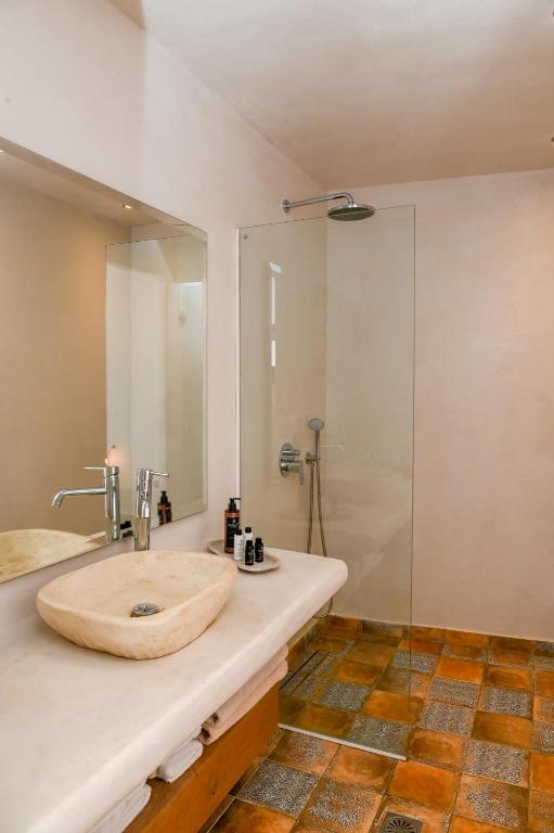 Bagno di White Curves Santorini