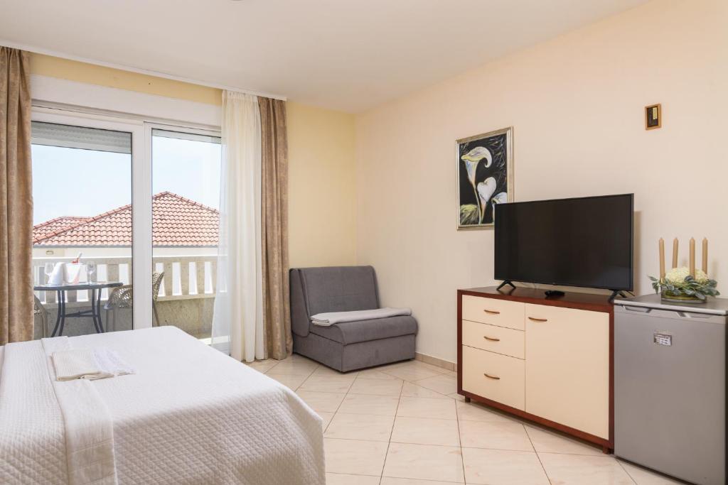 Televízia a/alebo spoločenská miestnosť v ubytovaní Apartments Jozic