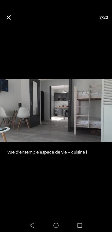 une photo d'un salon avec un lit et d'une chambre avec dans l'établissement Grand studio 6 personnes terrasse parking, à Toulon