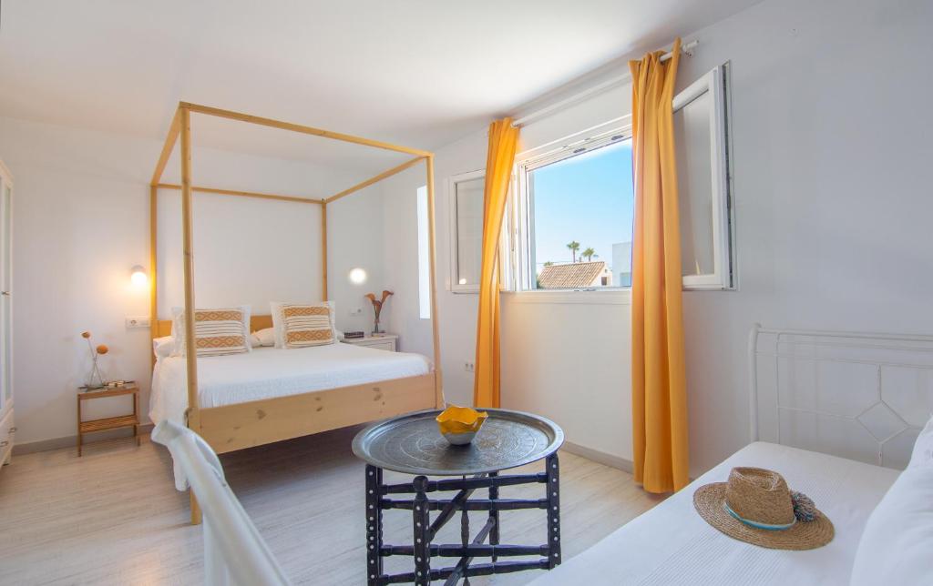 Un dormitorio con una cama con un espejo y una mesa. en Casara Uno - Hermoso Loft en Playa Zahora, en Zahora