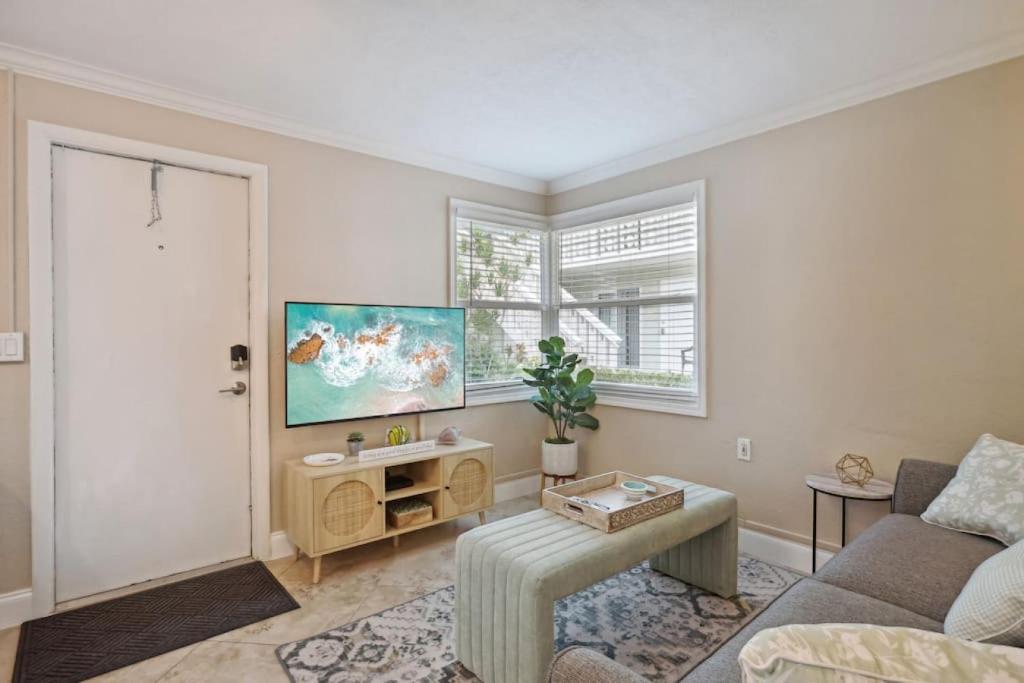 Μια τηλεόραση ή/και κέντρο ψυχαγωγίας στο Heated Pool Steps from the Beach