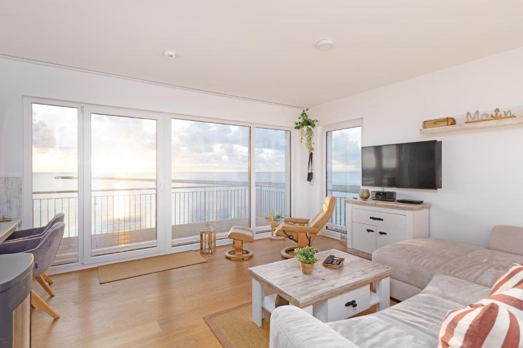 un soggiorno con un divano e un tavolo di DEIN Ostseeblick a Kappeln