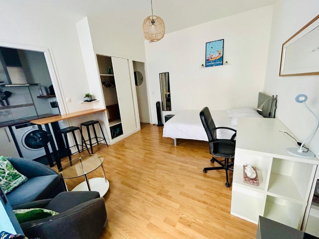 un salon avec un canapé et une table dans l'établissement Le Studio du Port de La Rochelle RDC, à La Rochelle