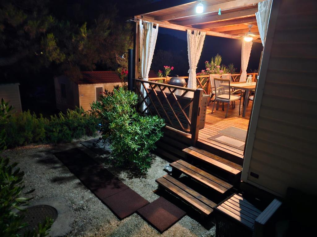 Balkón nebo terasa v ubytování Mobile Home Sea Fairy , Jezera , Murter