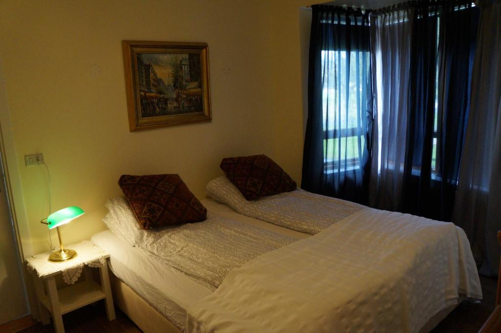 Postel nebo postele na pokoji v ubytování Skógar Apartment
