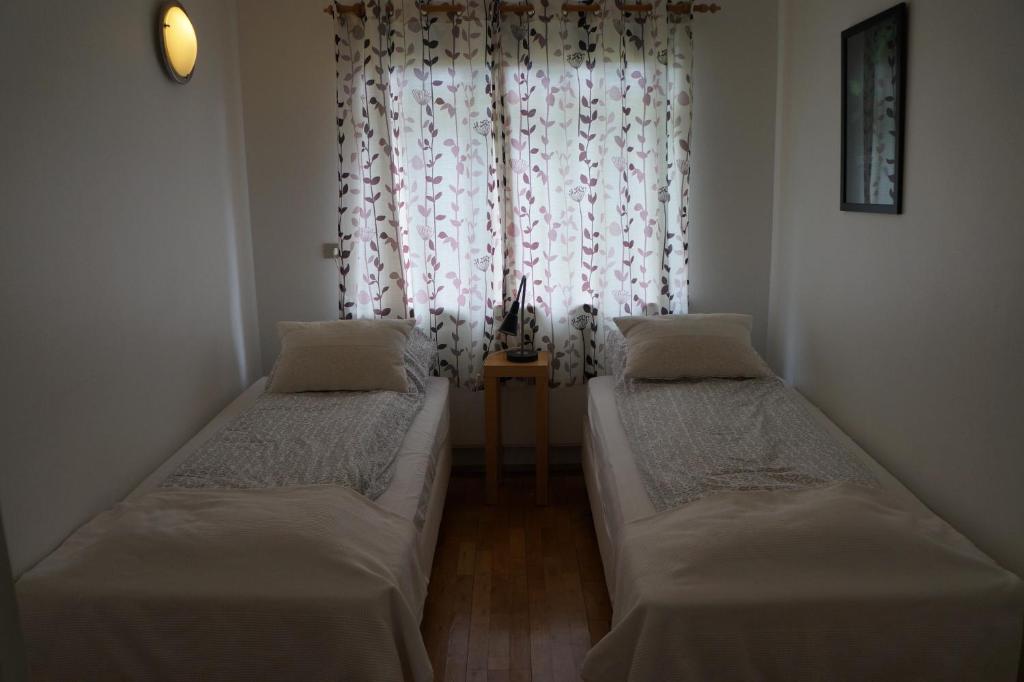 Postel nebo postele na pokoji v ubytování Skógar Apartment