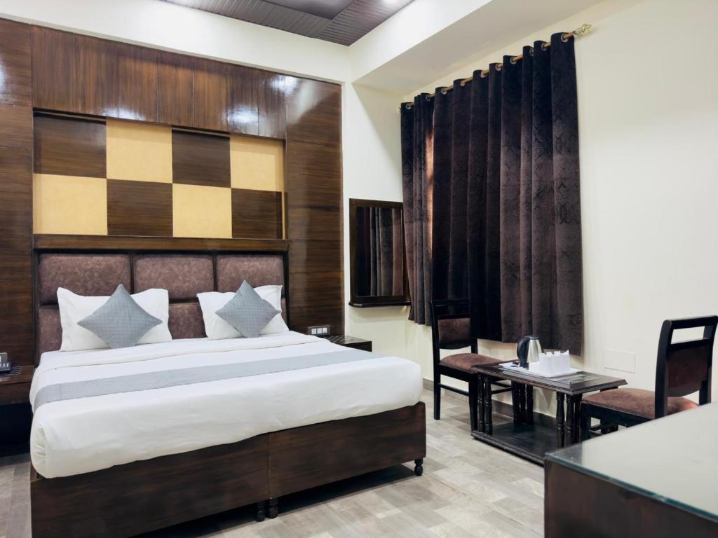 une chambre d'hôtel avec un lit et un bureau et un bureau dans l'établissement Hotel Radiance, à New Delhi
