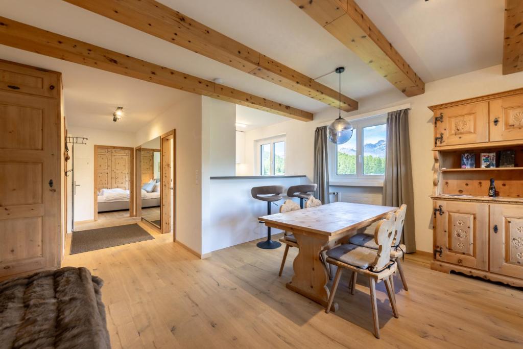 Kuchyň nebo kuchyňský kout v ubytování Cosy Apartment facing Piz Rosatsch