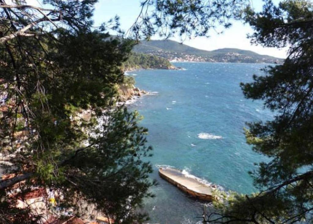 un bateau au milieu d'une masse d'eau dans l'établissement Studio avec balcon - Plage à 10min à pied, au Pradet