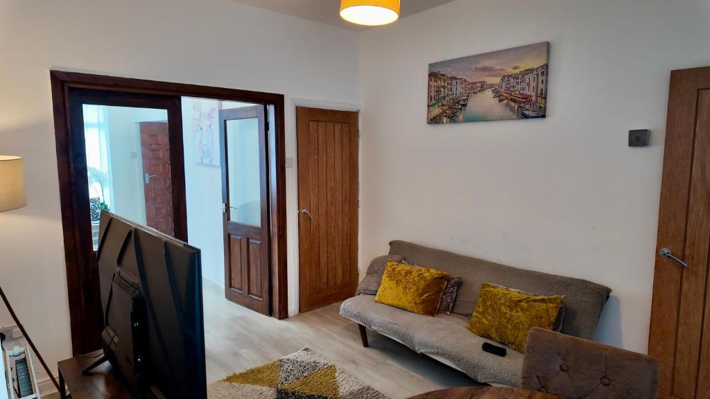 a living room with a couch and a tv at 2 bedroom house perfect for contractors in Birmingham