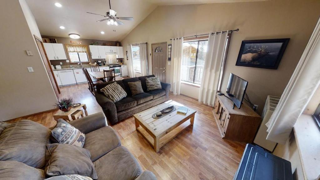 vista sul soffitto di un soggiorno con divano e TV di Riverside Cabin - Pet Friendly - On the River - Hot Tub - WiFi - Washer - Dryer - Grill a Red River