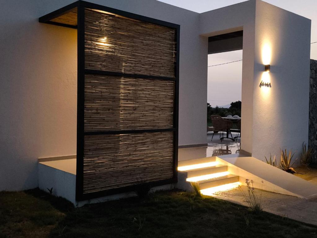 Postel nebo postele na pokoji v ubytování Aphrodite Luxury Suites with private heated pools