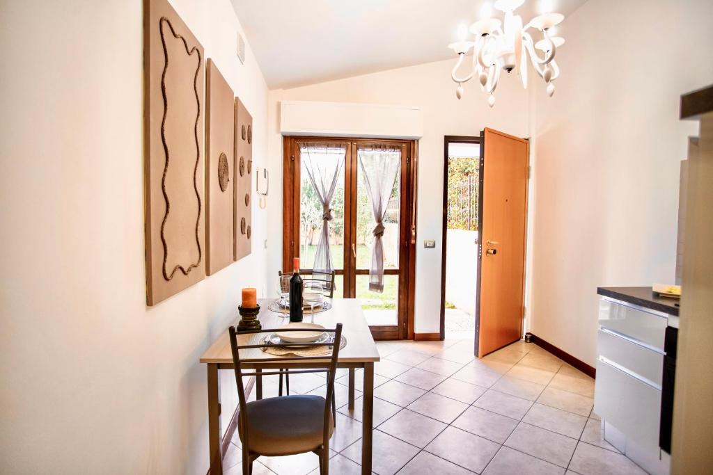 a kitchen with a table and a dining room at La Casetta- Bilocale con giardino privato in Terni