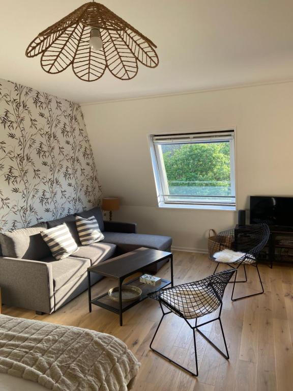 un salon avec un canapé et une table dans l'établissement Le studio de Myriam, à Vernon