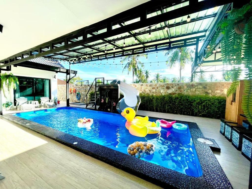 a swimming pool with a rubber duck in the middle at Heartbeat The Wisdom บ้านหรู ฟังค์ชั่นครบ in Bang Lamung
