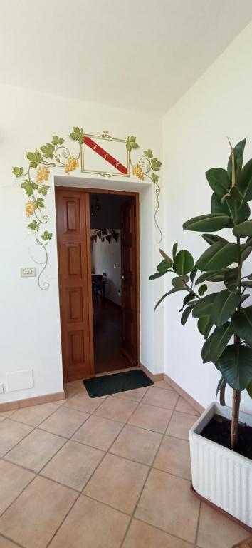 a hallway with a door and a plant in a room at Casa Nanni in Portoferraio