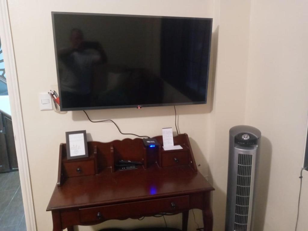 TV a/nebo společenská místnost v ubytování urban oasis