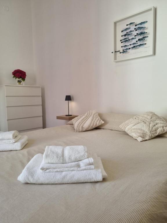 フィナーレ・リーグレにあるCasa dell'Altromondoのベッドルーム1室(ベッド1台にタオル2枚付)