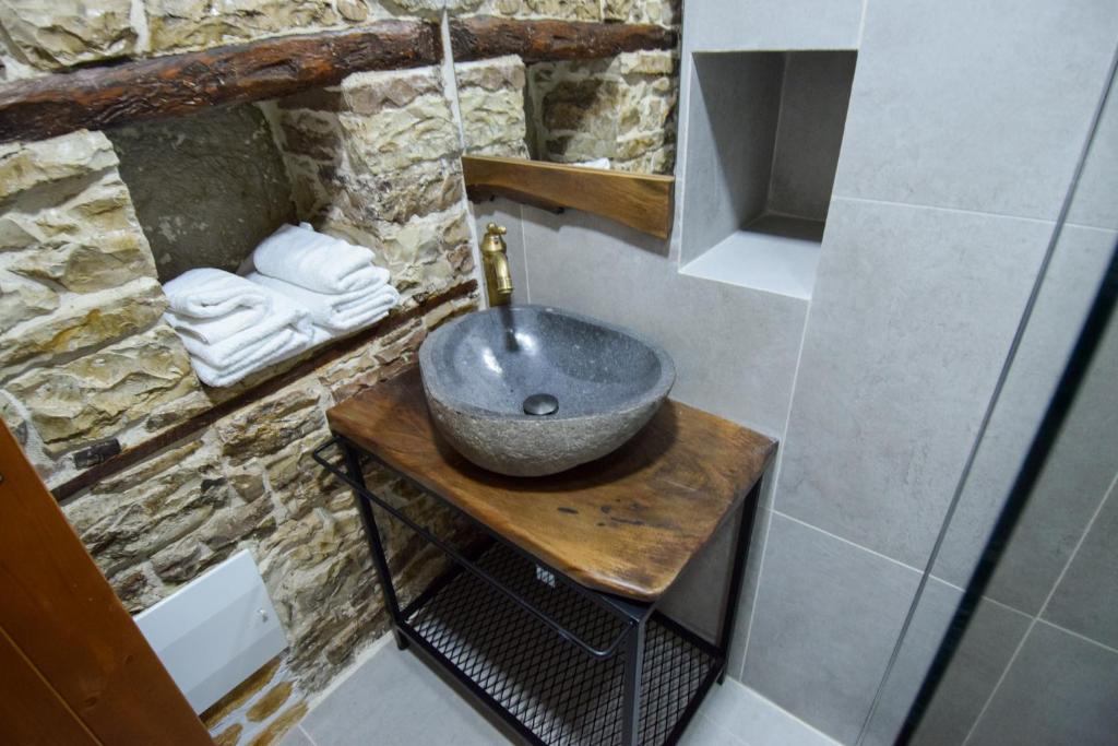 Mynd úr myndasafni af Aqueduct inn í Gjirokastër