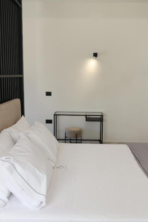 Кровать или кровати в номере Caldera Suites "Ελιά"