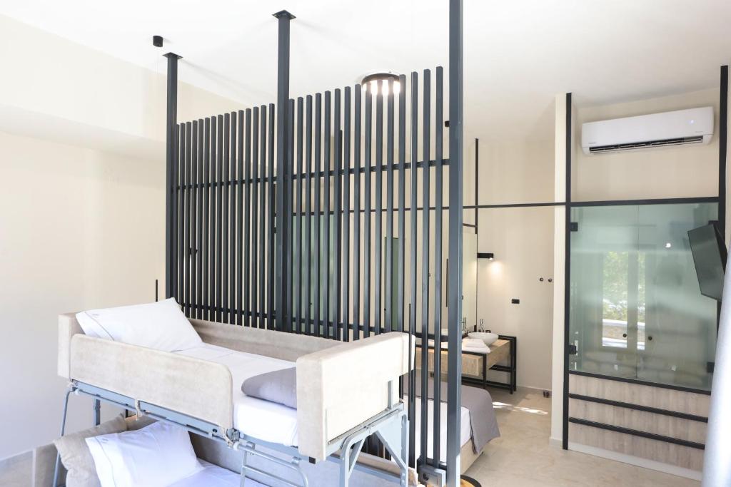 Кровать или кровати в номере Caldera Suites "Ελιά"