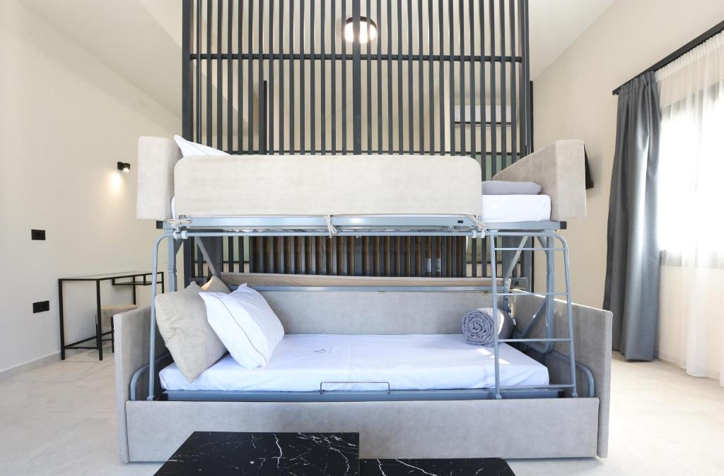 Кровать или кровати в номере Caldera Suites "Ελιά"