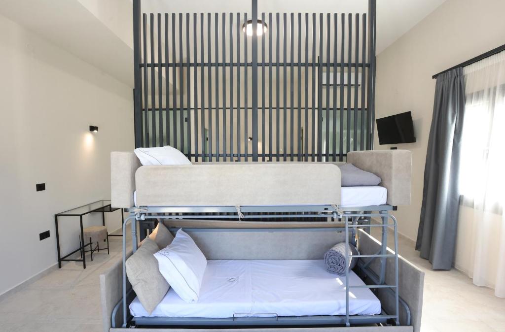 Кровать или кровати в номере Caldera Suites "Ελιά"