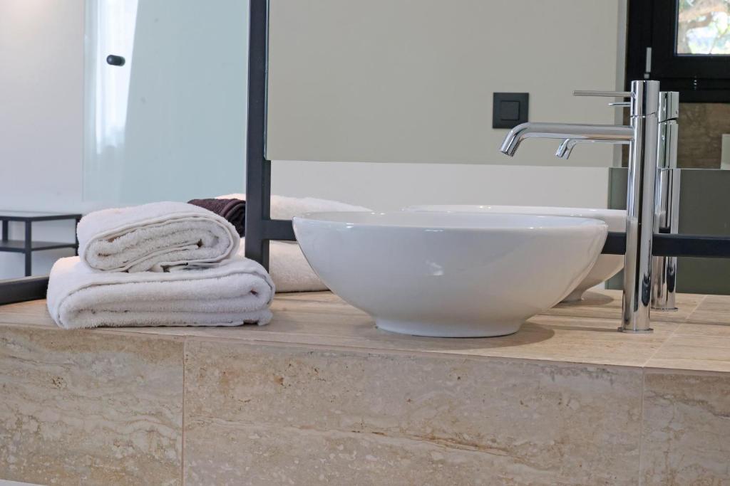 Ванная комната в Caldera Suites "Ελιά"