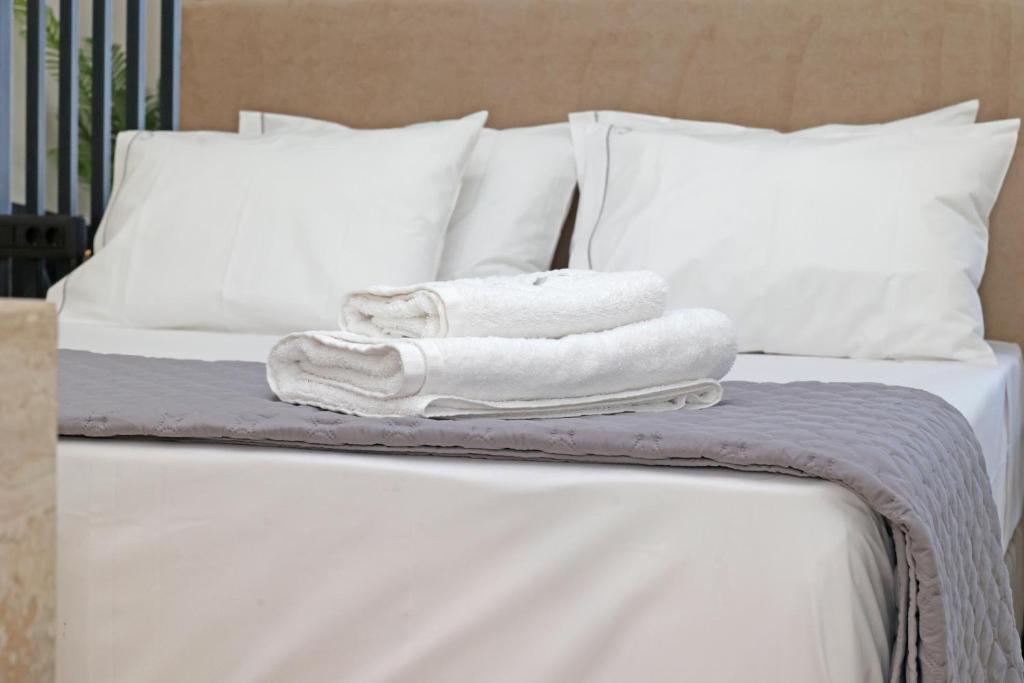 Кровать или кровати в номере Caldera Suites "Ελιά"