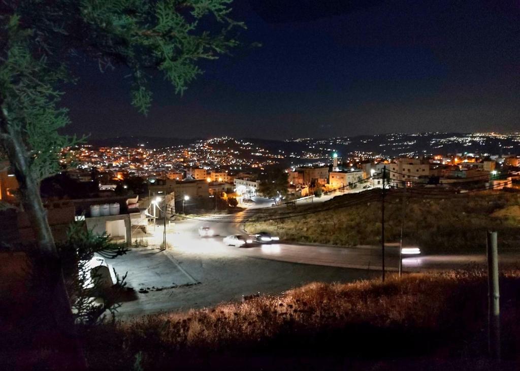 Nespecifikovaný výhled na destinaci Džaraš nebo výhled na město při pohledu z apartmánu