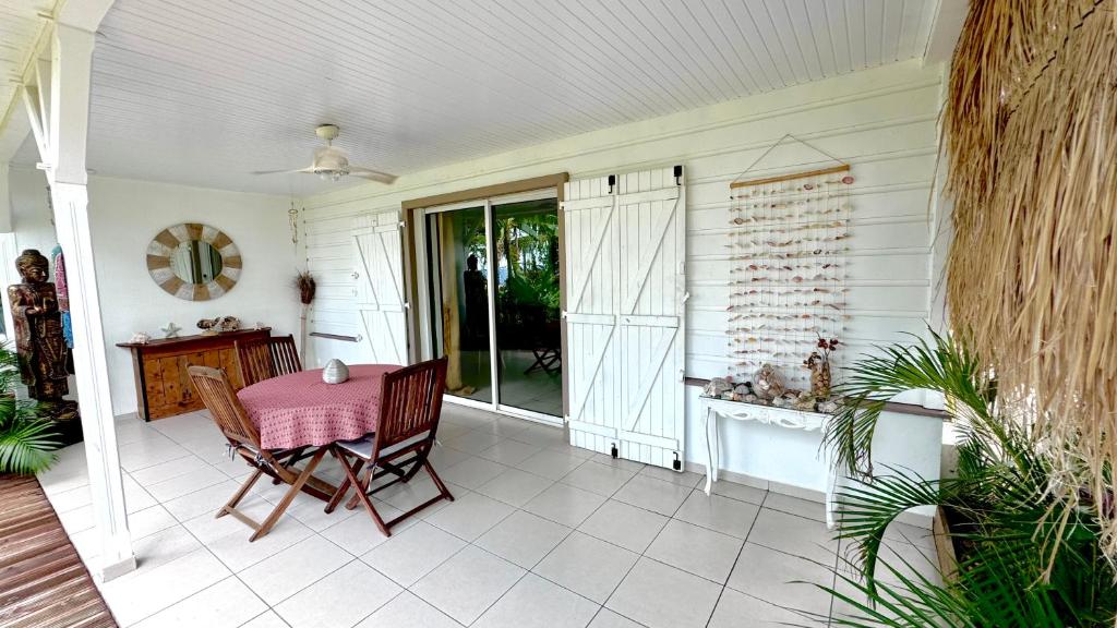 Balkón nebo terasa v ubytování MAJO LOUNGE dans un jardin tropical à 5 min de la mer Caraïbe