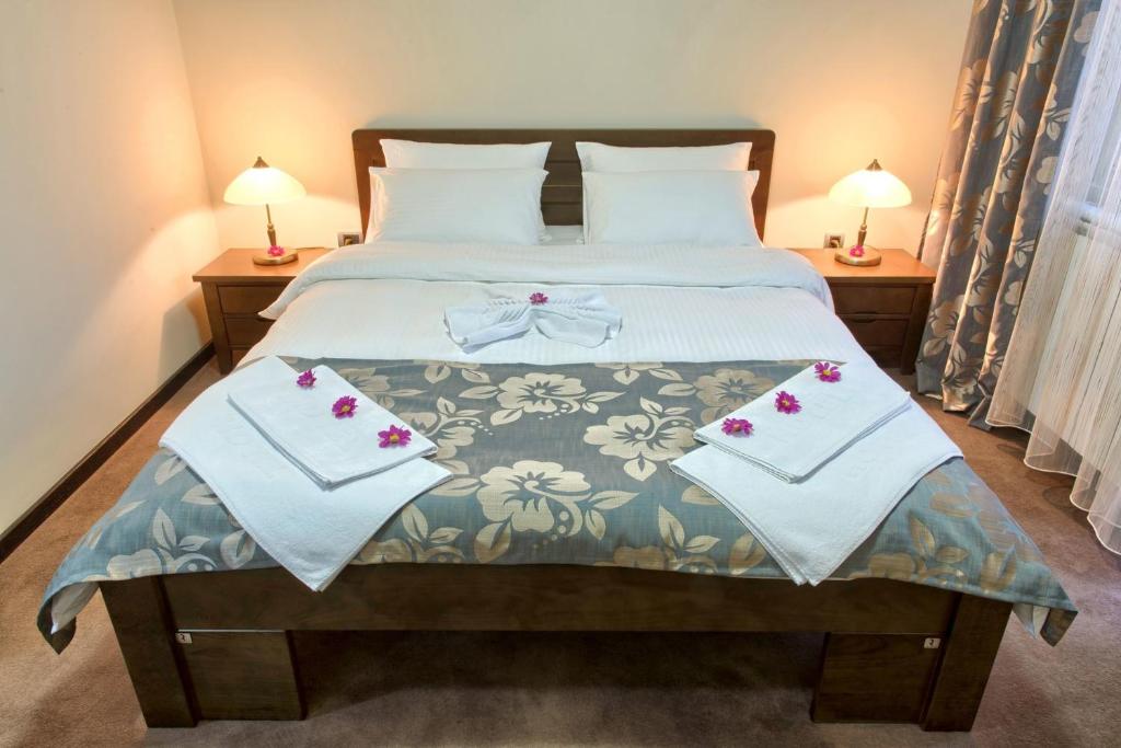 Postel nebo postele na pokoji v ubytování Garni Hotel Central Lux