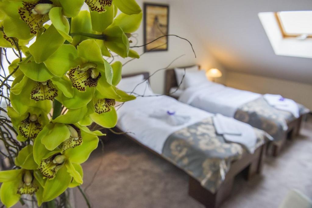Postel nebo postele na pokoji v ubytování Garni Hotel Central Lux