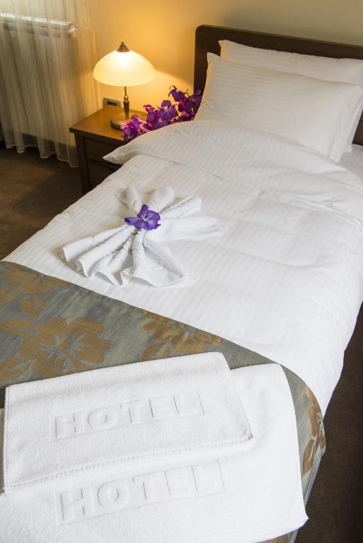Postel nebo postele na pokoji v ubytování Garni Hotel Central Lux