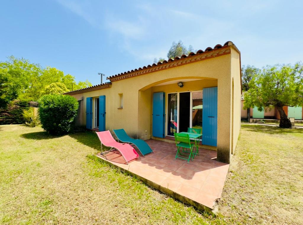une maison avec un patio avec des chaises et une table dans l'établissement Les Trois Terrasses, à Argelès-sur-Mer