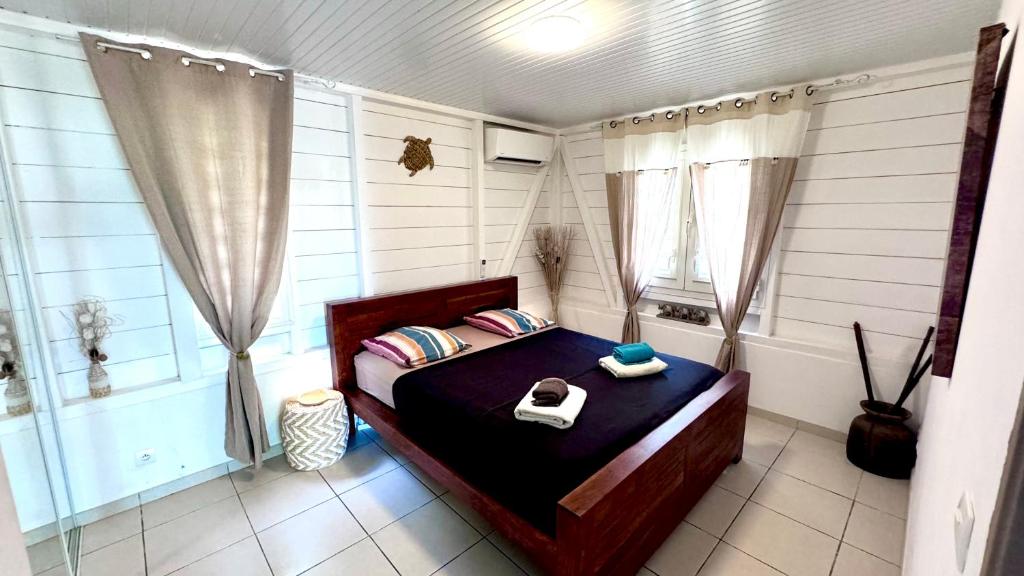 Postel nebo postele na pokoji v ubytování MAJO LOUNGE dans un jardin tropical à 5 min de la mer Caraïbe