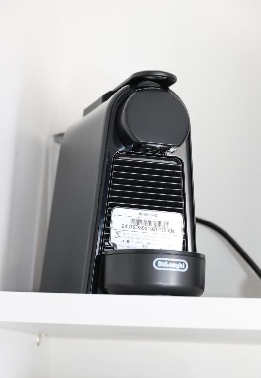 Příslušenství pro přípravu čaje a kávy v ubytování Caldera Suites "Φάρος"