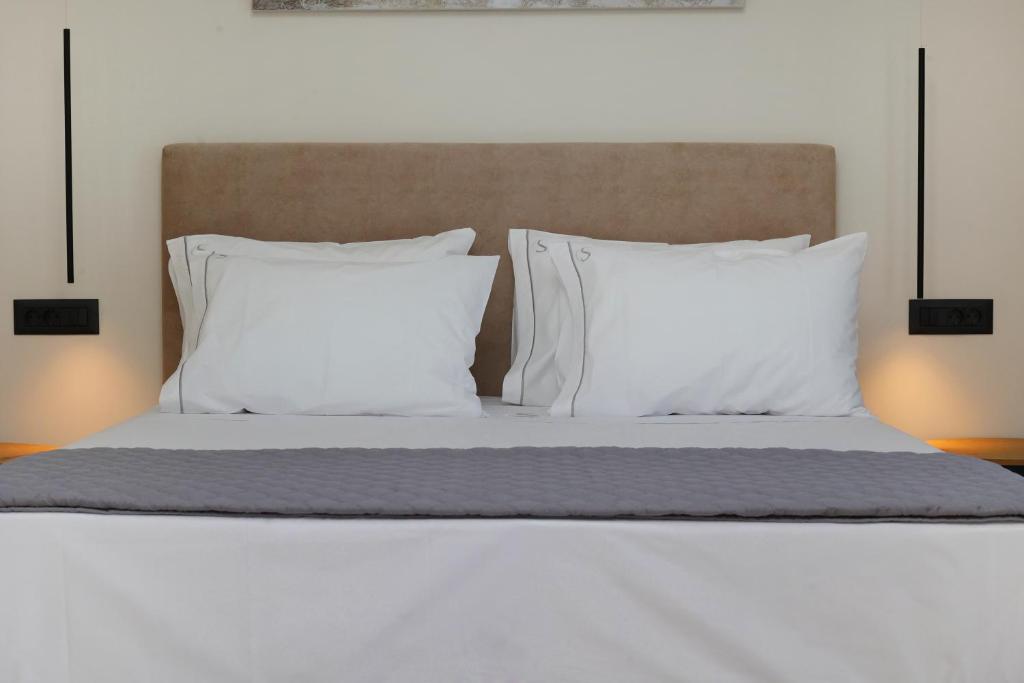 Postel nebo postele na pokoji v ubytování Caldera Suites "Φάρος"
