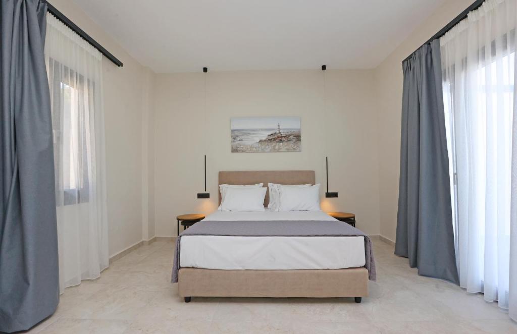 Postel nebo postele na pokoji v ubytování Caldera Suites "Φάρος"