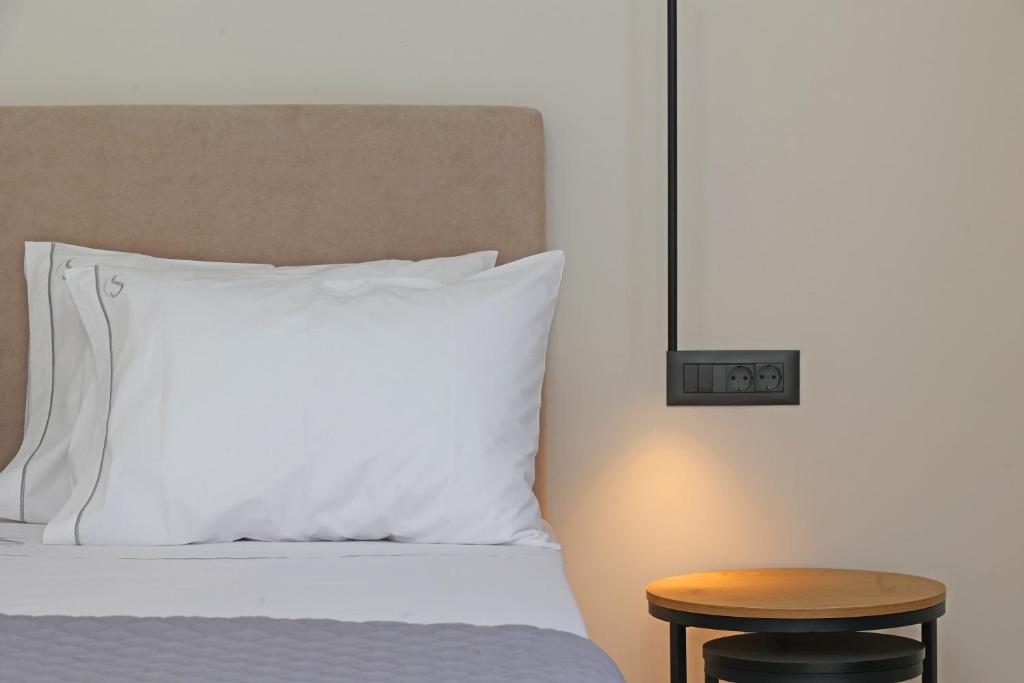 Postel nebo postele na pokoji v ubytování Caldera Suites "Φάρος"