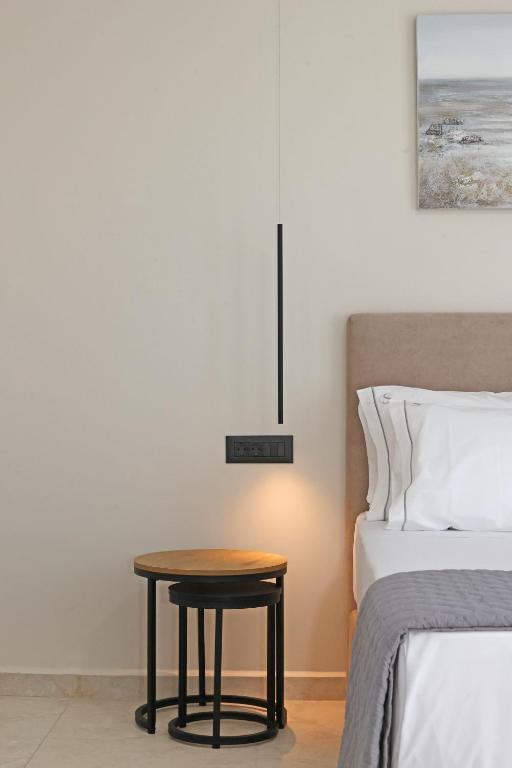 Postel nebo postele na pokoji v ubytování Caldera Suites "Φάρος"