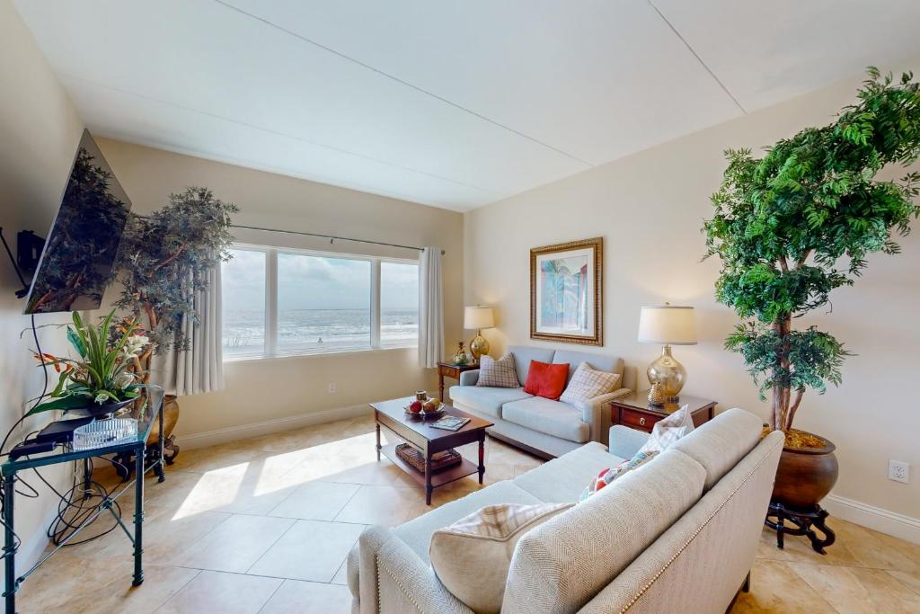 Posezení v ubytování Ameila Island Plantation Condo with Oceanfront Balcony