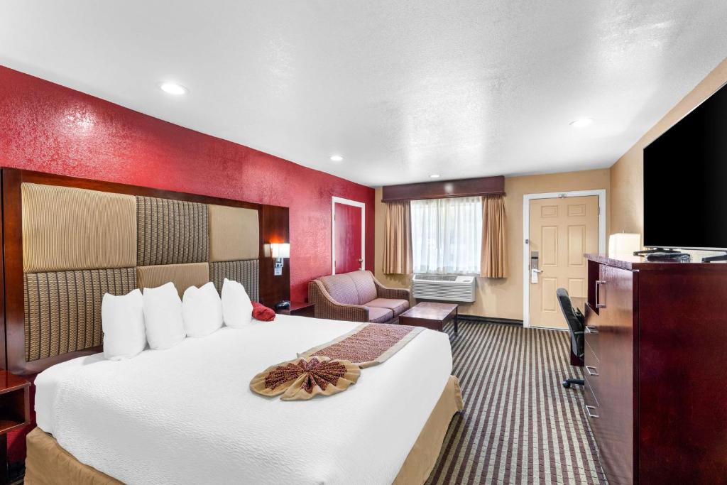 a hotel room with a large bed in a room at Best Western Plus Yosemite Way Station in Mariposa