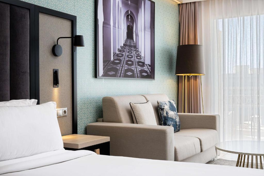Postel nebo postele na pokoji v ubytování Radisson Blu Resort Saidia Beach