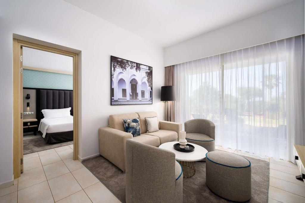 Postel nebo postele na pokoji v ubytování Radisson Blu Resort Saidia Beach