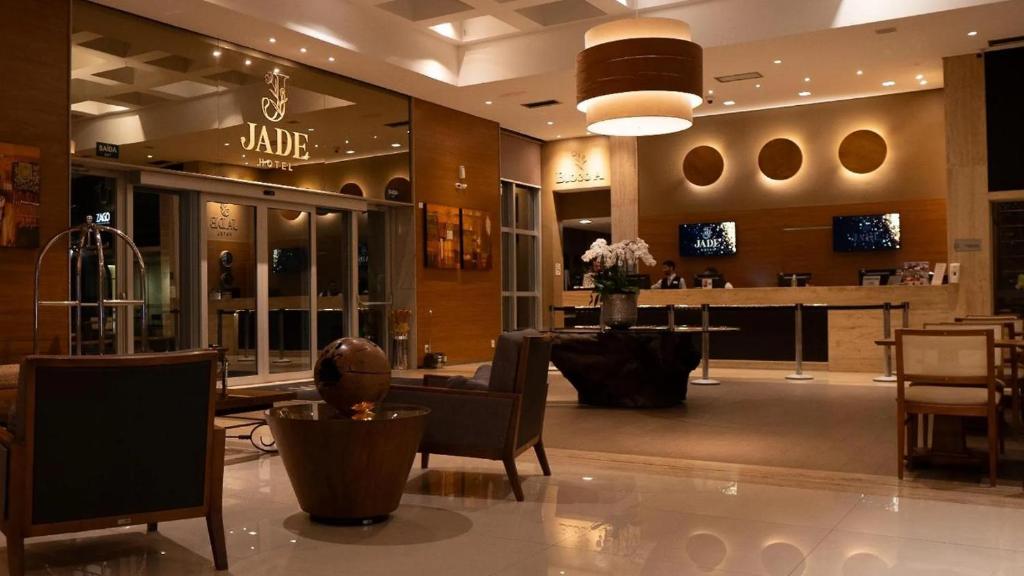 ブラジリアにあるFLAT HOTEL - PRÓXIMO AO AEROPORTO DE Brasíliaの美容院のある店のロビー