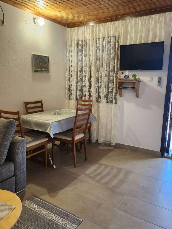 Televízia a/alebo spoločenská miestnosť v ubytovaní Apartments with parking spaces Starigrad, Paklenica - 6585