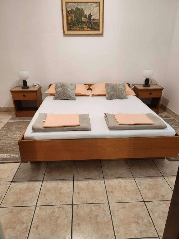 Posteľ alebo postele v izbe v ubytovaní Apartments with parking spaces Starigrad, Paklenica - 6585