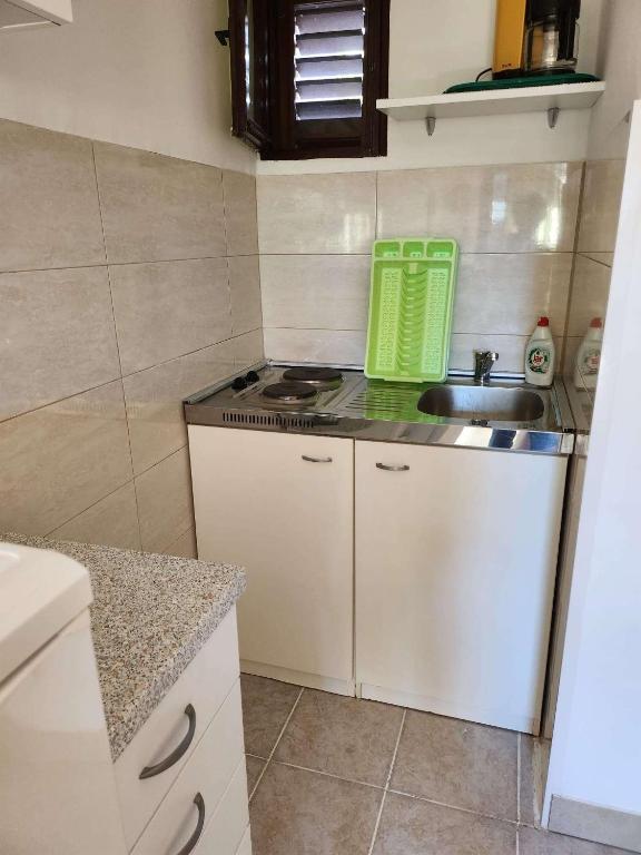 Kuchyňa alebo kuchynka v ubytovaní Apartments with parking spaces Starigrad, Paklenica - 6585