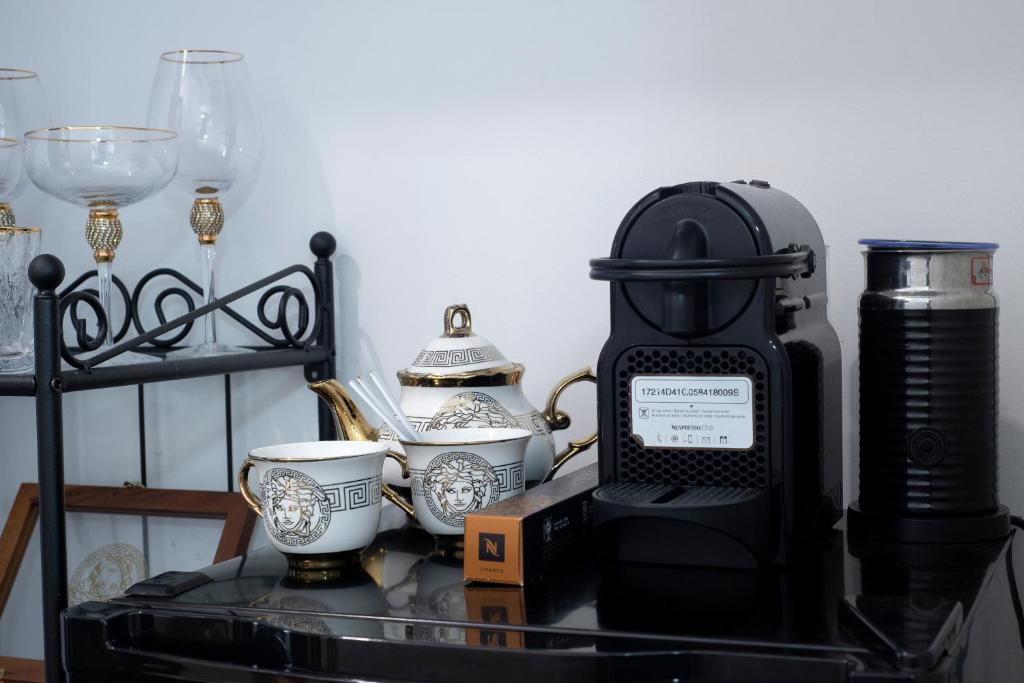 Příslušenství pro přípravu čaje a kávy v ubytování Designer Suites - Versace On View